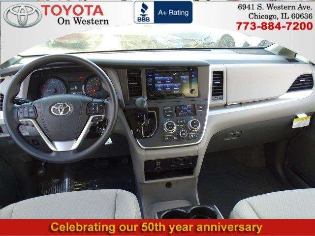 Toyota Sienna 2017 photo 9